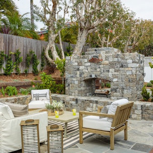 オレンジカウンティのビーチスタイルのおしゃれな裏庭のテラス (屋外暖炉、日よけなし) の写真