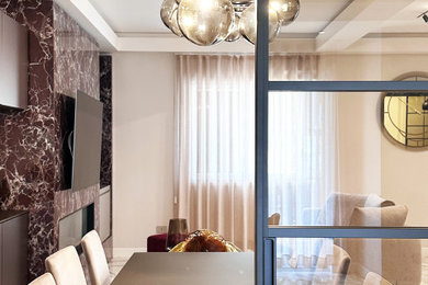 Idee per una sala da pranzo aperta verso la cucina design con pavimento in gres porcellanato, camino lineare Ribbon, cornice del camino piastrellata, pavimento bianco e soffitto ribassato