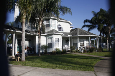 Example of a large cottage home design design in Orlando