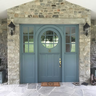 Idéer för mellanstora vintage grå stenhus, med två våningar och sadeltak