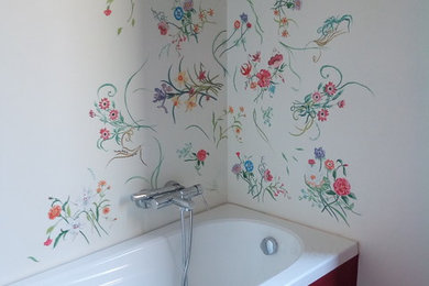 Aménagement d'une salle de bain principale éclectique de taille moyenne avec un mur multicolore et un sol rouge.
