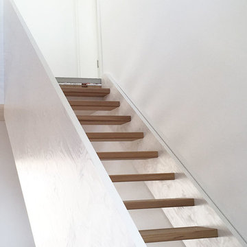 Designertreppe aus weiß geölten Massivholzplatten
