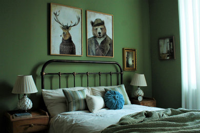 Modelo de dormitorio principal ecléctico pequeño sin chimenea con paredes verdes, moqueta y suelo blanco