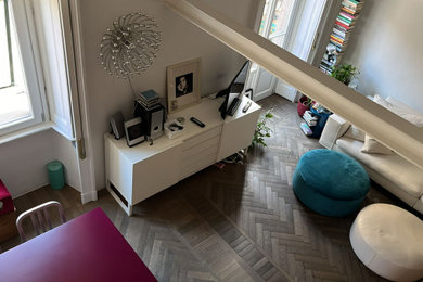 Ispirazione per un grande soggiorno design stile loft con pareti bianche, parquet scuro e travi a vista