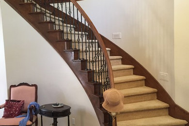 Свежая идея для дизайна: лестница в викторианском стиле - отличное фото интерьера