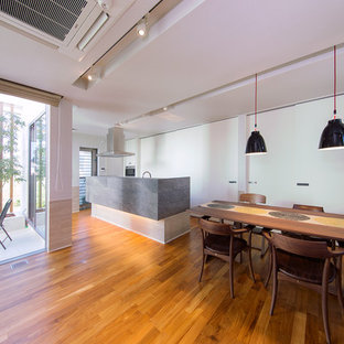 福岡のモダンスタイルのLDKの画像 (白い壁、無垢フローリング、茶色い床)