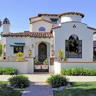 Großes, Weißes, Drei- oder mehrstöckiges Mediterranes Einfamilienhaus mit Putzfassade und Walmdach in San Diego