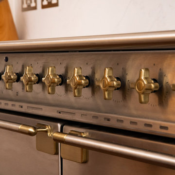 Traditional Lay-On Panelled with Large Mouldings Shaker Kitchen