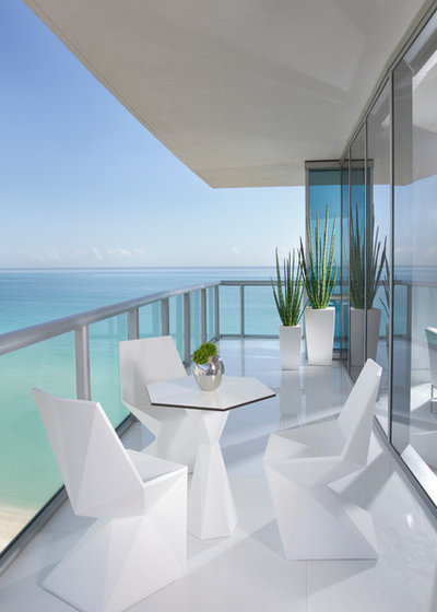 Contemporain Balcon by Britto Charette - Interior Designers Miami , FL