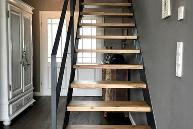 Gerade, Mittelgroße Industrial Holztreppe mit Stahlgeländer und offenen Setzstufen in Sonstige