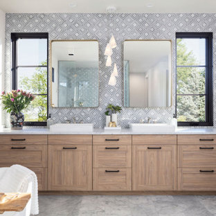 Exempel på ett stort modernt vit vitt en-suite badrum, med skåp i shakerstil, skåp i ljust trä, ett fristående badkar, vit kakel, marmorkakel, vita väggar, marmorgolv, ett fristående handfat, marmorbänkskiva och vitt golv