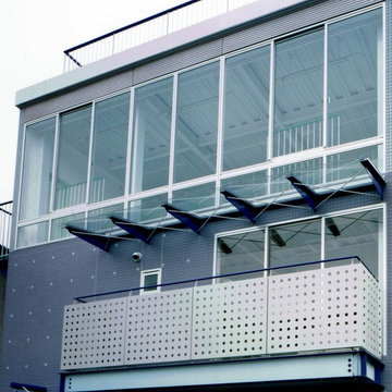 コストを抑えて外観に表情を創り出した狭小住宅