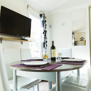 アンジェの小さいビーチスタイルのLDKの画像 (白い壁、濃色無垢フローリング)