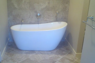 Example of a minimalist bathroom design in Boston
