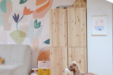 Cette image montre une chambre d'enfant.