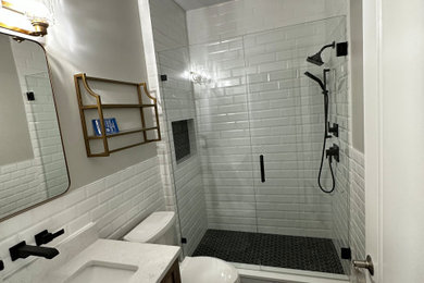 デトロイトにあるおしゃれな浴室の写真