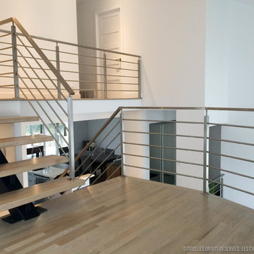 Rampes en acier inox et escalier à limon central / Inox steel ramps and stairca