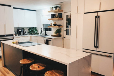 Example of a minimalist kitchen design in Richmond