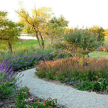 Lakeside Garden - Custom Landscaping