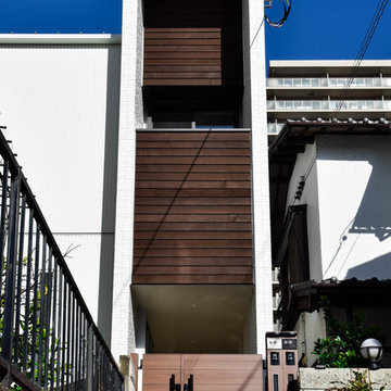 旗竿地に印象のある二世帯デザイナーズ住宅の玄関