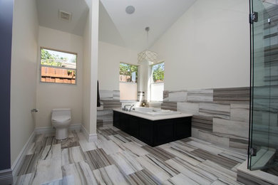 Example of a trendy bathroom design in Miami
