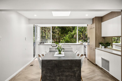 Diseño de comedor de cocina contemporáneo grande con paredes blancas, suelo de baldosas de cerámica y suelo beige