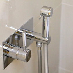Reforma de ba&ntilde;o debajo de una escalera - Shower Heads & Shower Body Jets