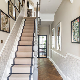 Esempio di un ingresso o corridoio minimal con pareti bianche, pavimento in bambù e pavimento marrone