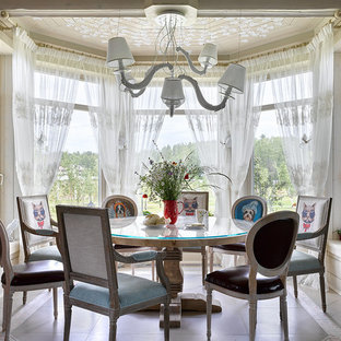 Новый формат декора квартиры: столовая среднего размера в стиле фьюжн