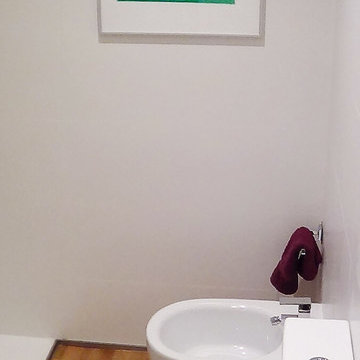 2 Baños en blanco con suelo de parque