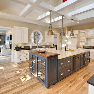 フィラデルフィアのビーチスタイルのおしゃれなキッチン (落し込みパネル扉のキャビネット、サブウェイタイルのキッチンパネル) の写真