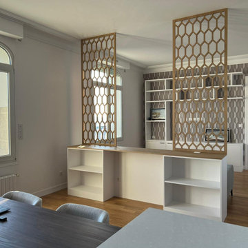 Bibliothèque sur mesure et claustra en chêne brut