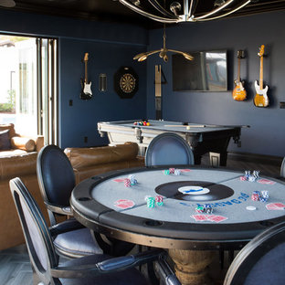 Großer Mediterraner Hobbyraum mit dunklem Holzboden in San Diego