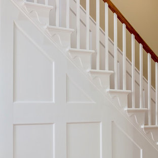 Inspiration för mellanstora klassiska hallar, med vita väggar, laminatgolv och brunt golv