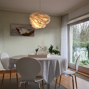 ブレーメンの中サイズのコンテンポラリースタイルのLDKの画像 (緑の壁、無垢フローリング、暖炉なし、茶色い床)