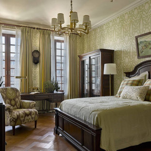Mittelgroßes Klassisches Hauptschlafzimmer ohne Kamin mit grüner Wandfarbe, braunem Holzboden, braunem Boden und Tapetenwänden in Moskau