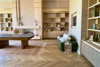 Diseño de biblioteca en casa tradicional renovada con marco de chimenea de yeso y suelo beige