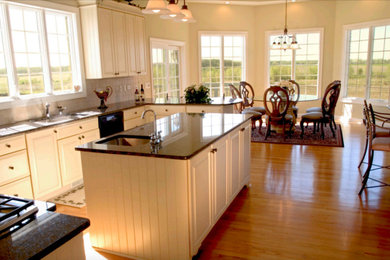 Example of a classic kitchen design in Chicago