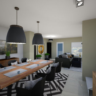 Inredning av en stor matplats med öppen planlösning, med beige väggar, vinylgolv, en öppen vedspis och beiget golv