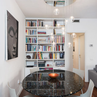 ローマの小さいコンテンポラリースタイルのLDKの画像 (白い壁、無垢フローリング、茶色い床、暖炉なし)