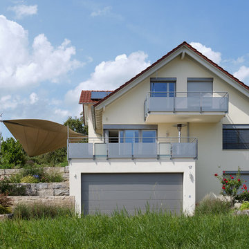 Großzügige Terrasse mit stilvollem Sonnenschutz