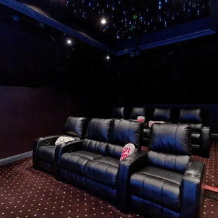 Idées déco pour une salle de cinéma classique de taille moyenne et fermée avec un mur marron, moquette et un sol violet.