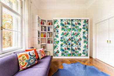 Mittelgroßes Eklektisches Gästezimmer mit beiger Wandfarbe, braunem Holzboden und braunem Boden in München
