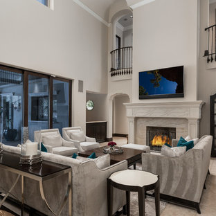 Diseño de salón para visitas abierto, mediterráneo, extra grande, sin televisor, con paredes beige, suelo de madera oscura, chimenea tradicional, marco de chimenea de piedra y suelo multicolor