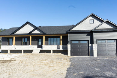 Craftsman exterior home idea in Ottawa