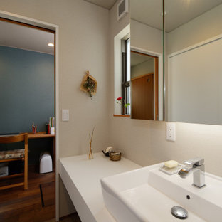 75+ Hauswirtschaftsräume mit Waschmaschine und Trockner versteckt und