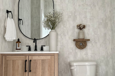 インディアナポリスにあるトランジショナルスタイルのおしゃれな浴室 (独立型洗面台) の写真