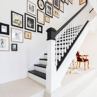 他の地域のトラディショナルスタイルのおしゃれな直階段の写真