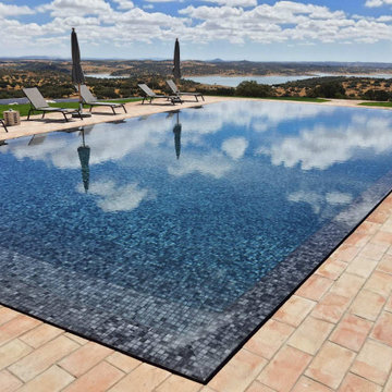 Revestimento de Pastilha em Piscina Infinita - Monsaraz