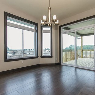 シーダーラピッズの広いコンテンポラリースタイルのLDKの画像 (ベージュの壁、濃色無垢フローリング、暖炉なし、茶色い床)